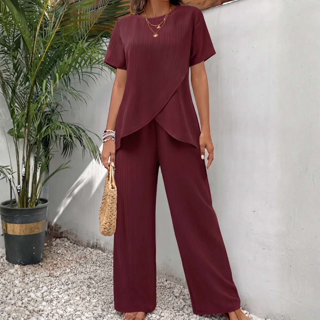 Ensemble deux pièces femme rouge bordeaux, top asymétrique et pantalon large, vue de face