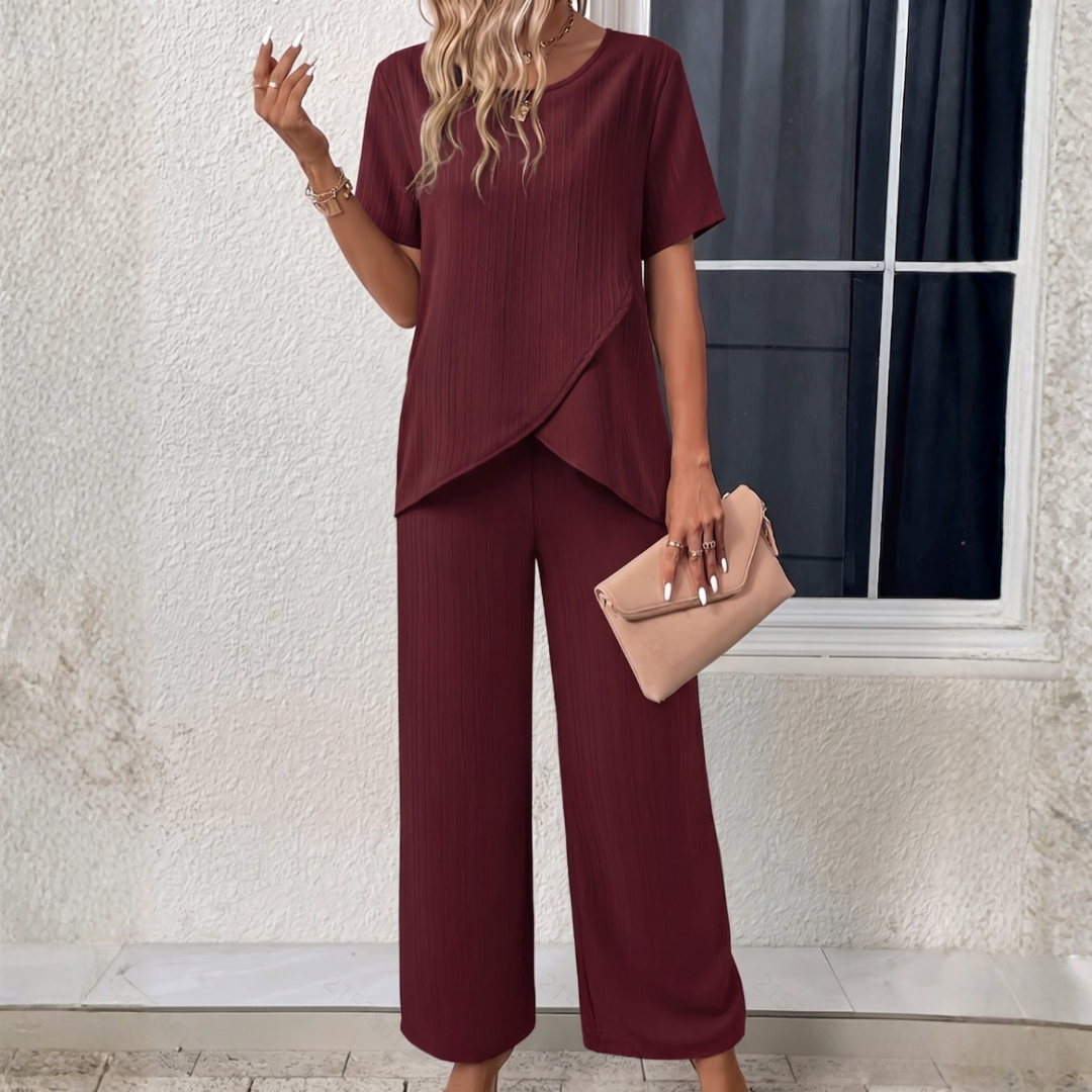 Ensemble Sofia rouge, vue de trois quarts, coupe jambe large mise en valeur