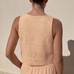 Ensemble kaki femme, détail top crop encolure ronde et pantalon évasé