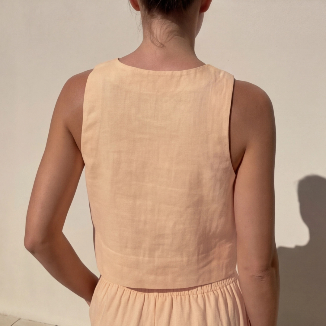 Ensemble kaki femme, détail top crop encolure ronde et pantalon évasé
