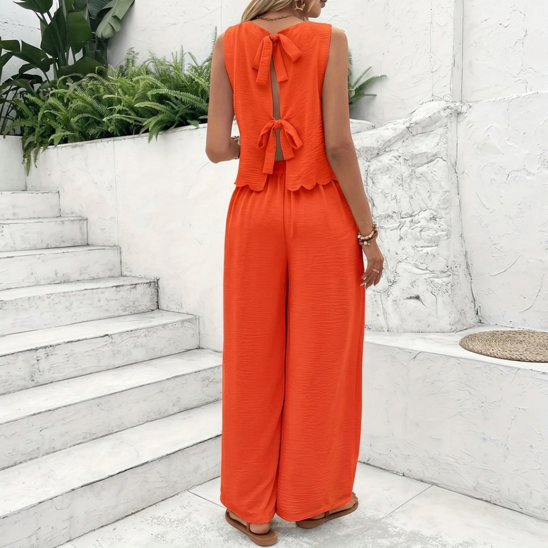 Ensemble Élise orange-rouge, vue de dos sur escalier blanc
