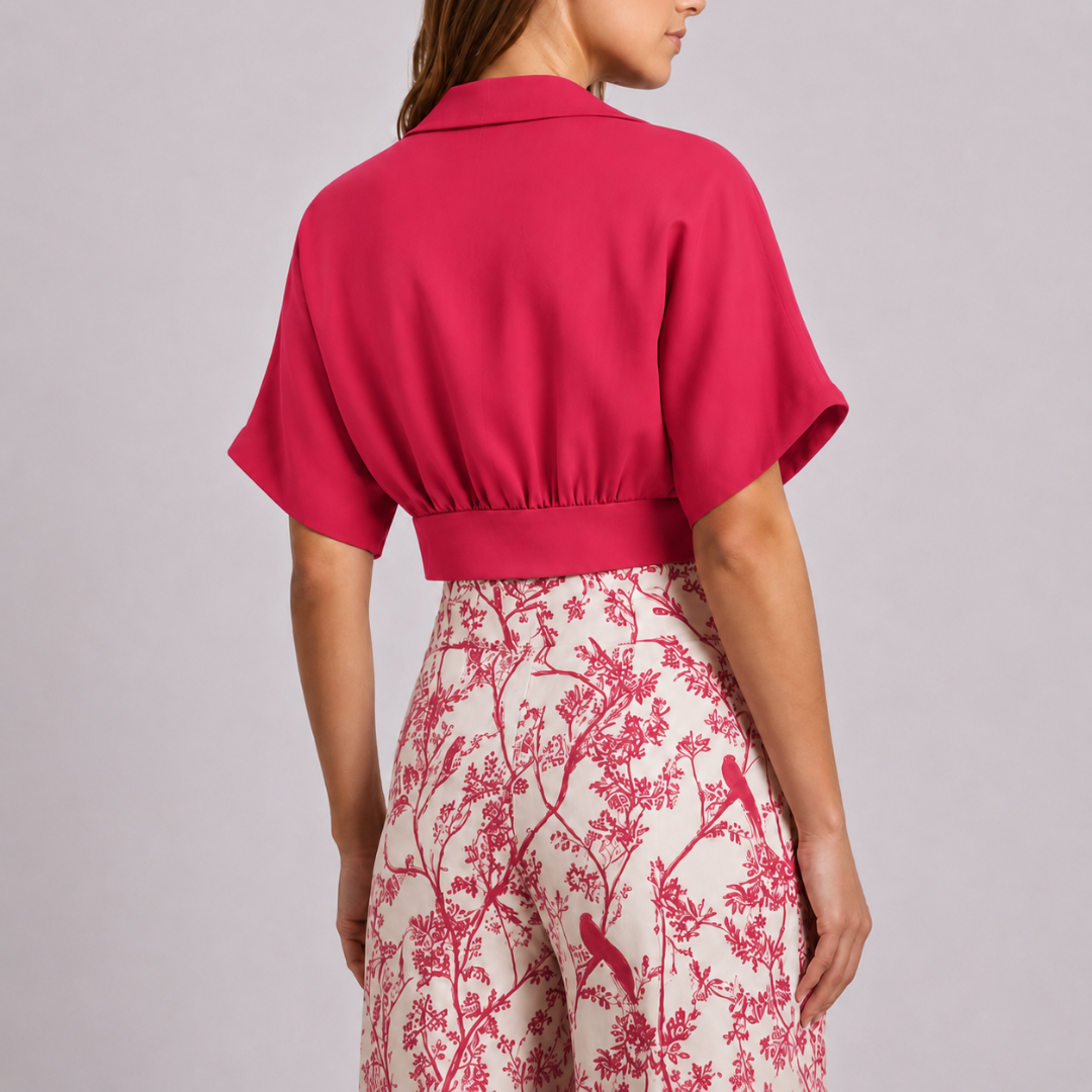 Dos du top court rouge à taille froncée sur pantalon fleuri