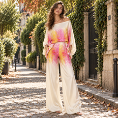 Ensemble femme épaules dénudées, imprimé rose et jaune, pantalon large crème