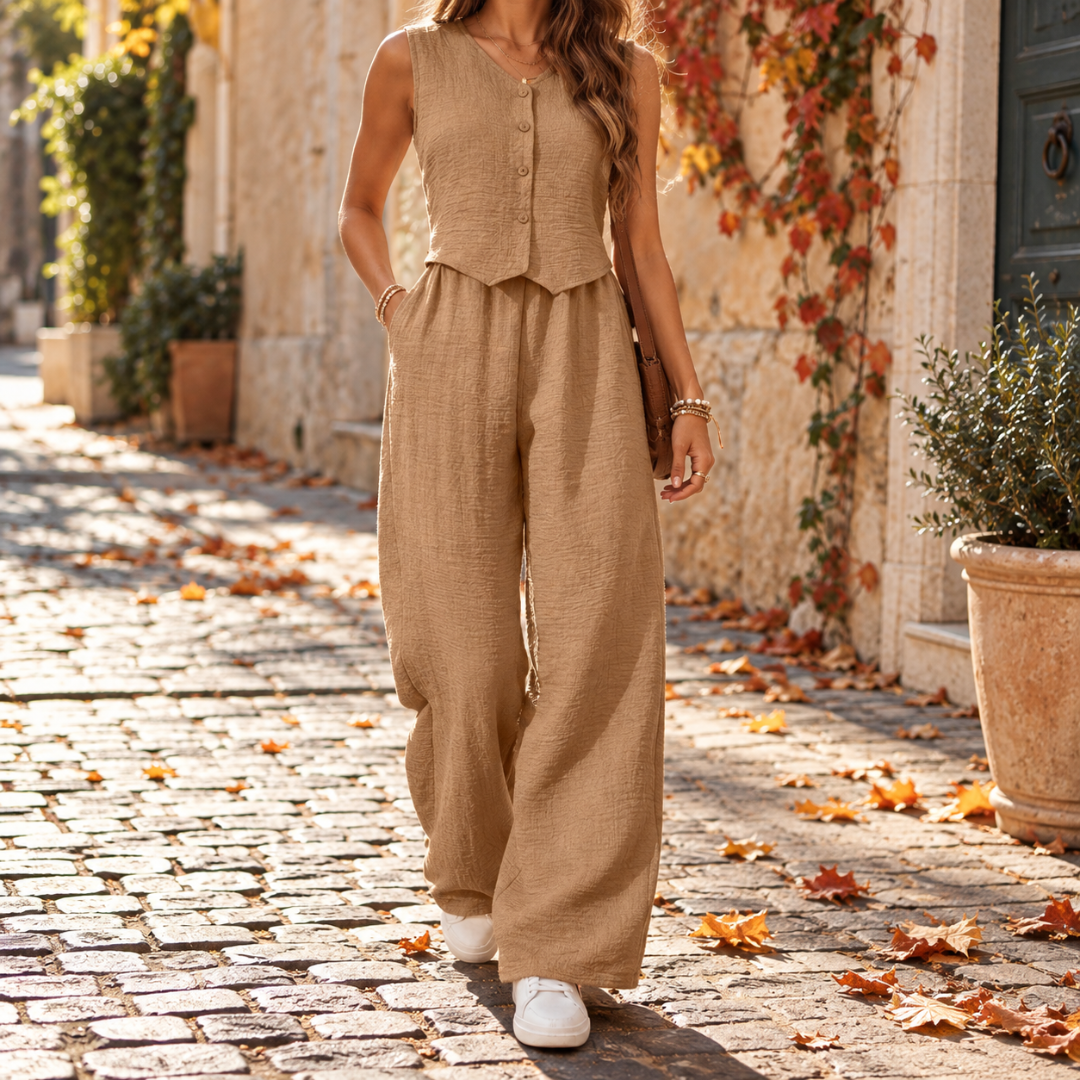 Ensemble beige, gilet sans manches à boutons et pantalon large sous le soleil