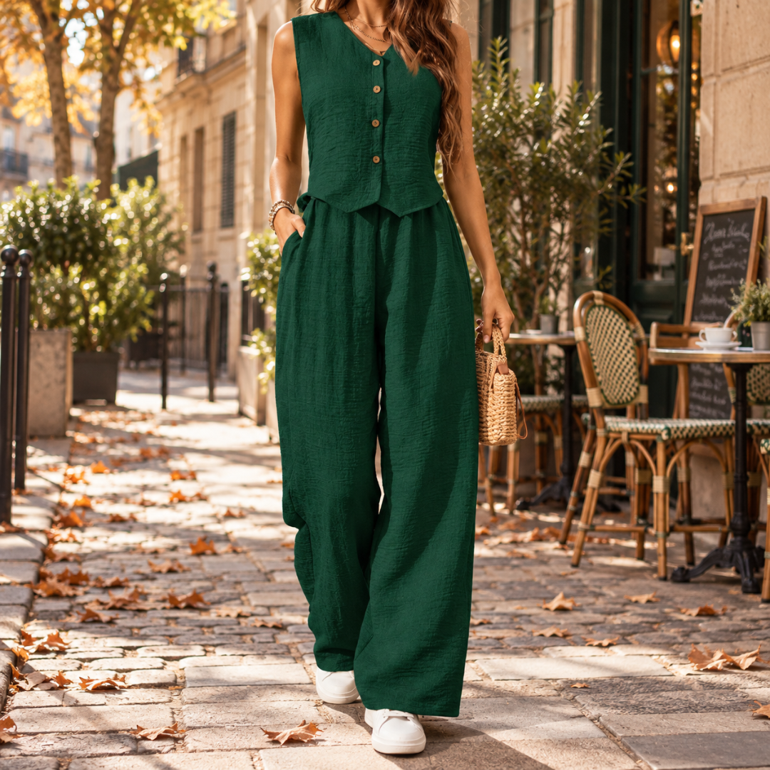 Ensemble vert foncé, gilet sans manches boutonné et pantalon large, sac en paille