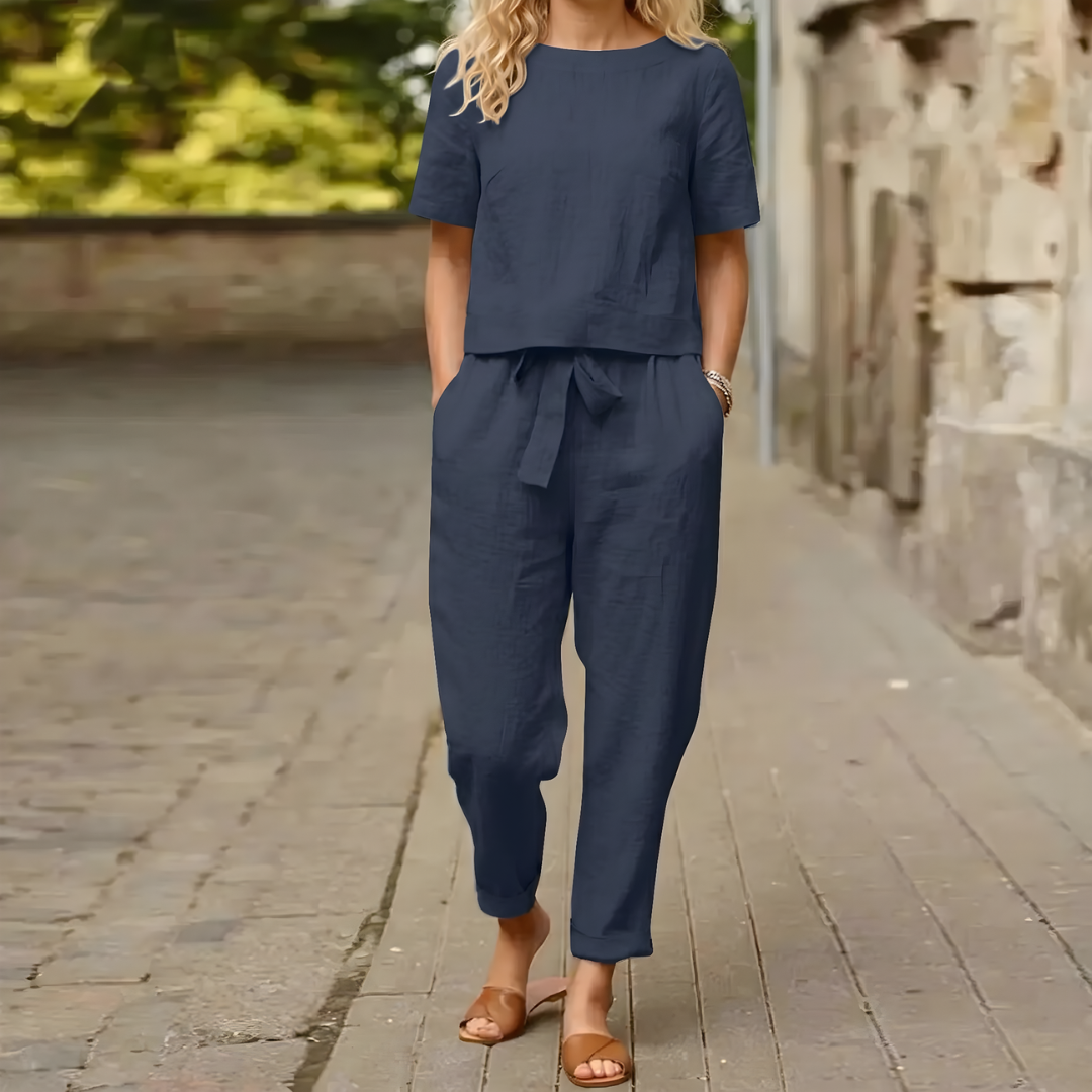 Ensemble deux pièces femme bleu marine, haut col rond et pantalon fluide ceinturé