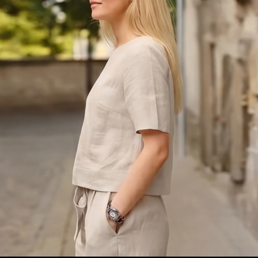 Vue rapprochée de l'ensemble femme khaki, détail de la ceinture à nouer sur le pantalon