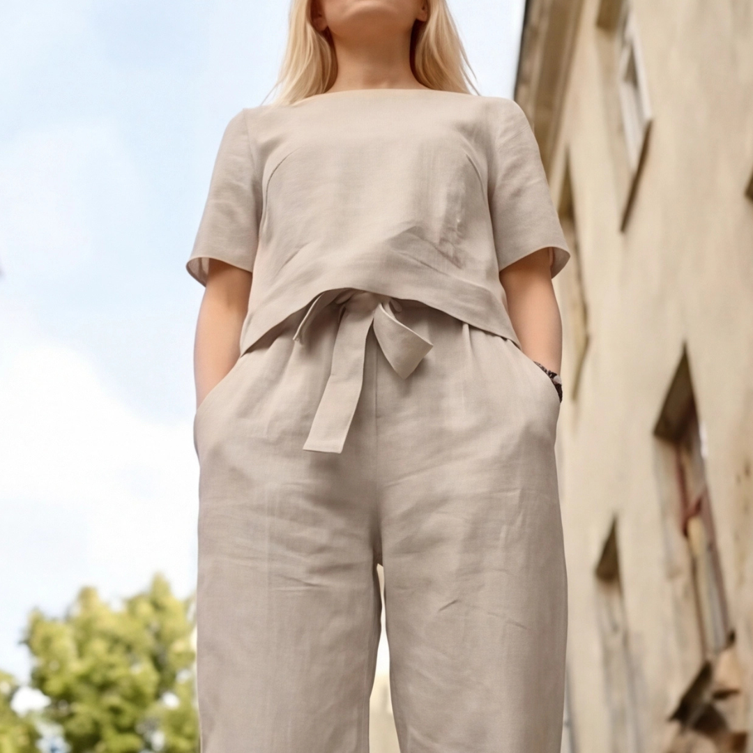 Ensemble femme khaki porté de dos, vue complète du haut et du pantalon fluide