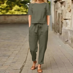 Ensemble deux pièces femme vert, vue complète du haut manches courtes et pantalon coordonné