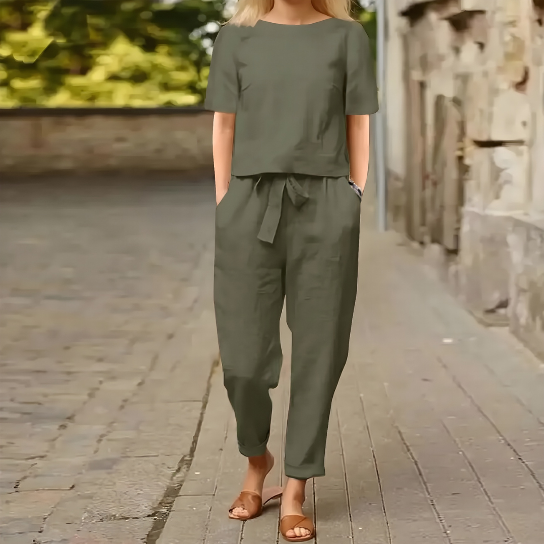 Ensemble deux pièces femme vert, vue complète du haut manches courtes et pantalon coordonné
