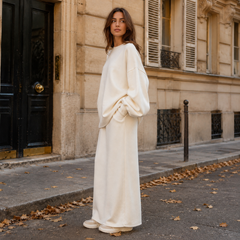 Ensemble blanc de profil, jupe longue fluide et sweat aux manches bouffantes