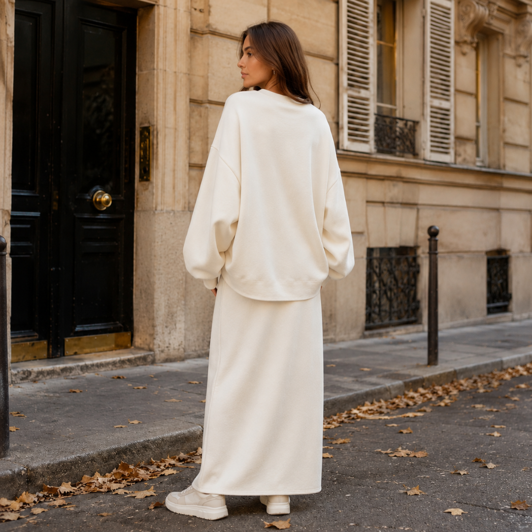 Vue de dos de l'ensemble blanc, sweat ample et jupe longue de coupe droite