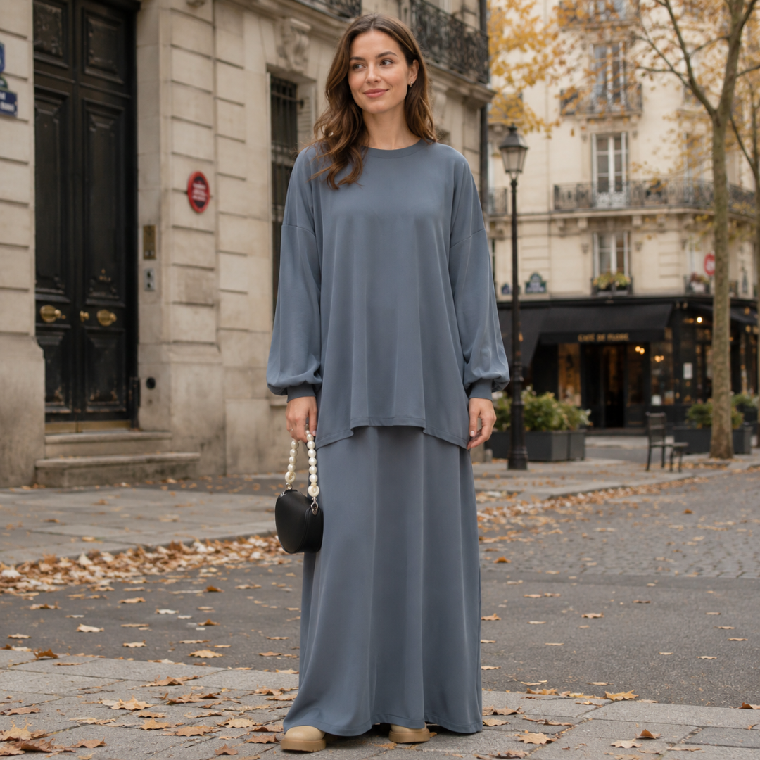 Ensemble femme gris foncé, haut ample et jupe longue fluide dans une rue parisienne