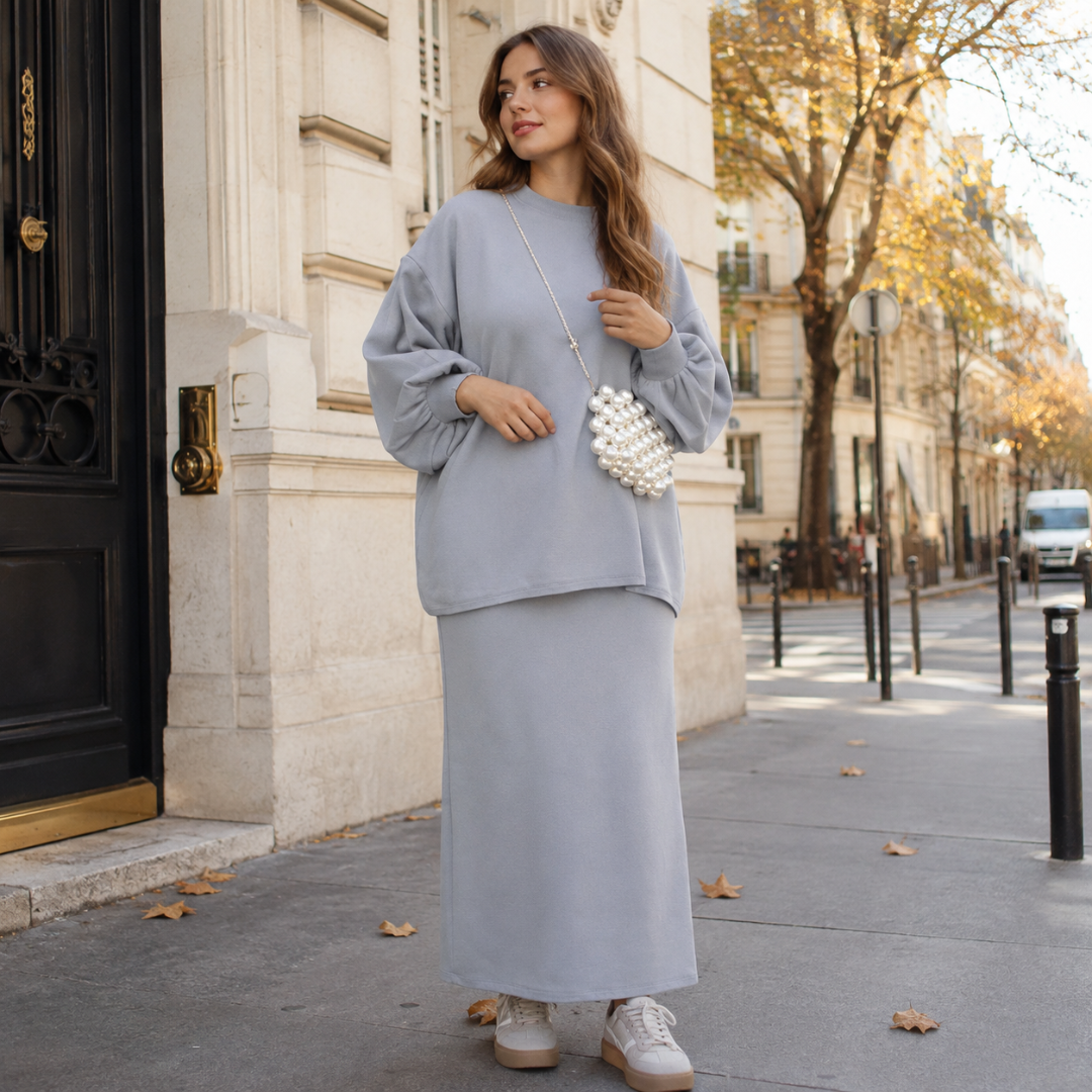 Ensemble femme gris, sweat aux manches bouffantes et jupe longue jusqu'aux chevilles