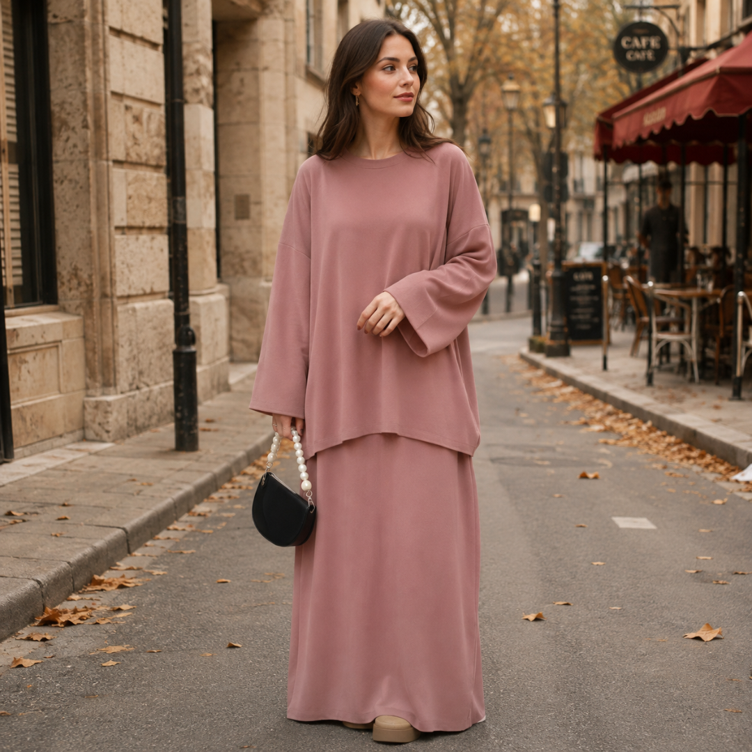 Ensemble femme rose, haut à manches larges et jupe longue assortie en ville