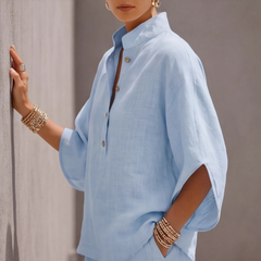 Ensemble femme bleu clair de dos, blouse ample boutonnée et pantalon fluide