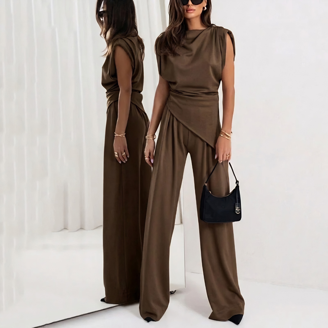 Ensemble deux pièces femme couleur marron, haut drapé et pantalon large, vue de face