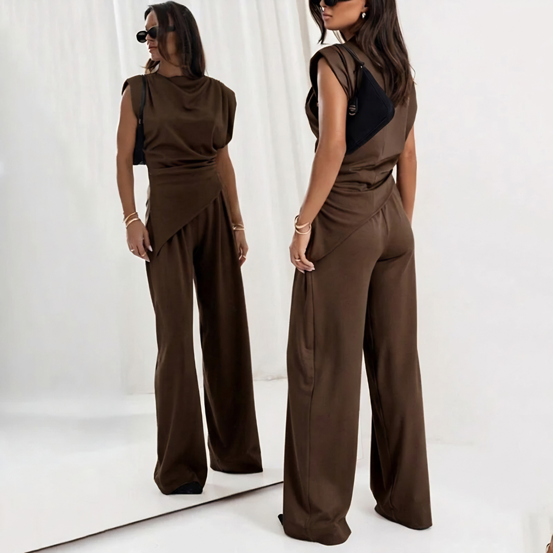 Ensemble femme marron haut sans manches drapé et pantalon fluide, vue de dos