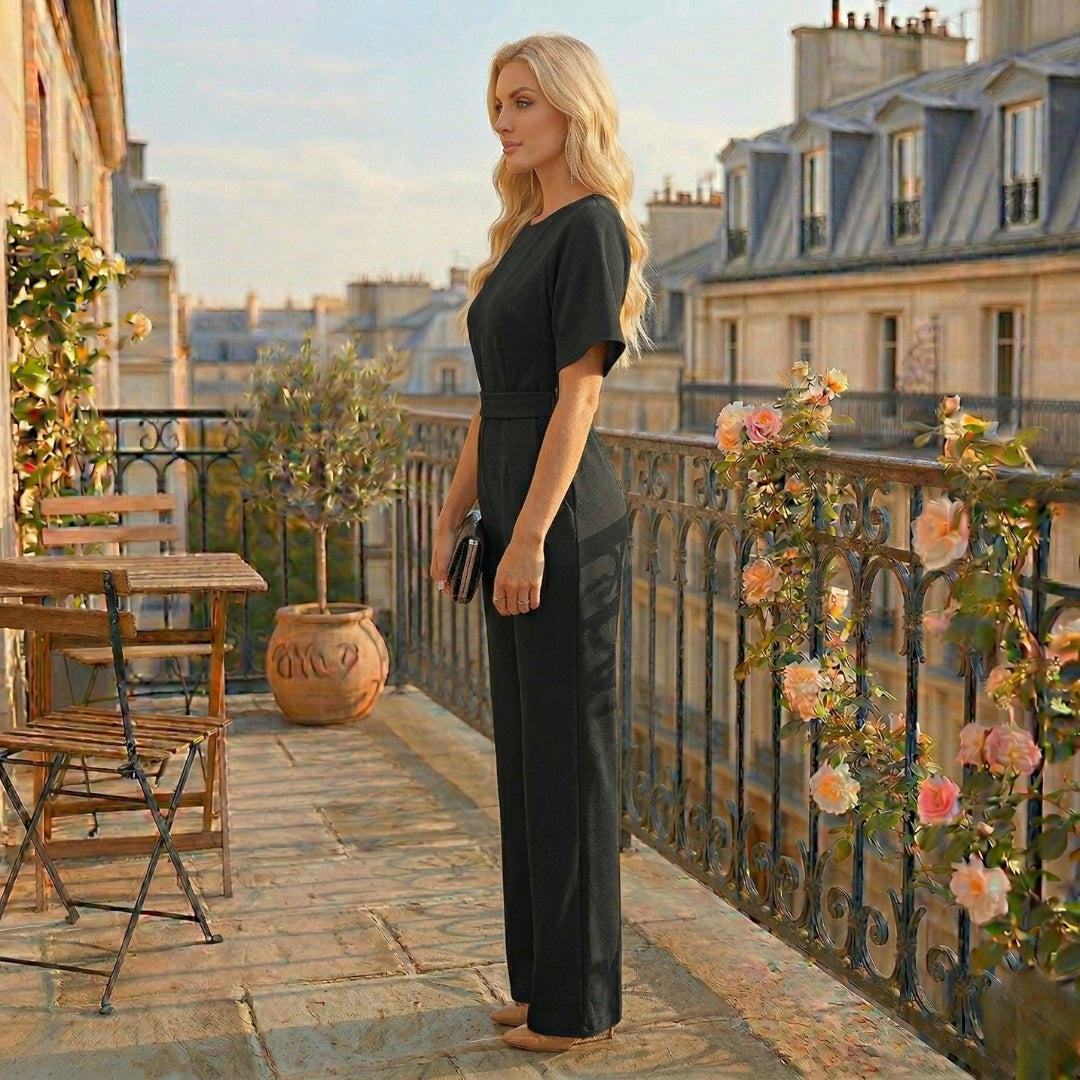 Ensemble femme noir pantalon large, allure élégante de profil sur balcon