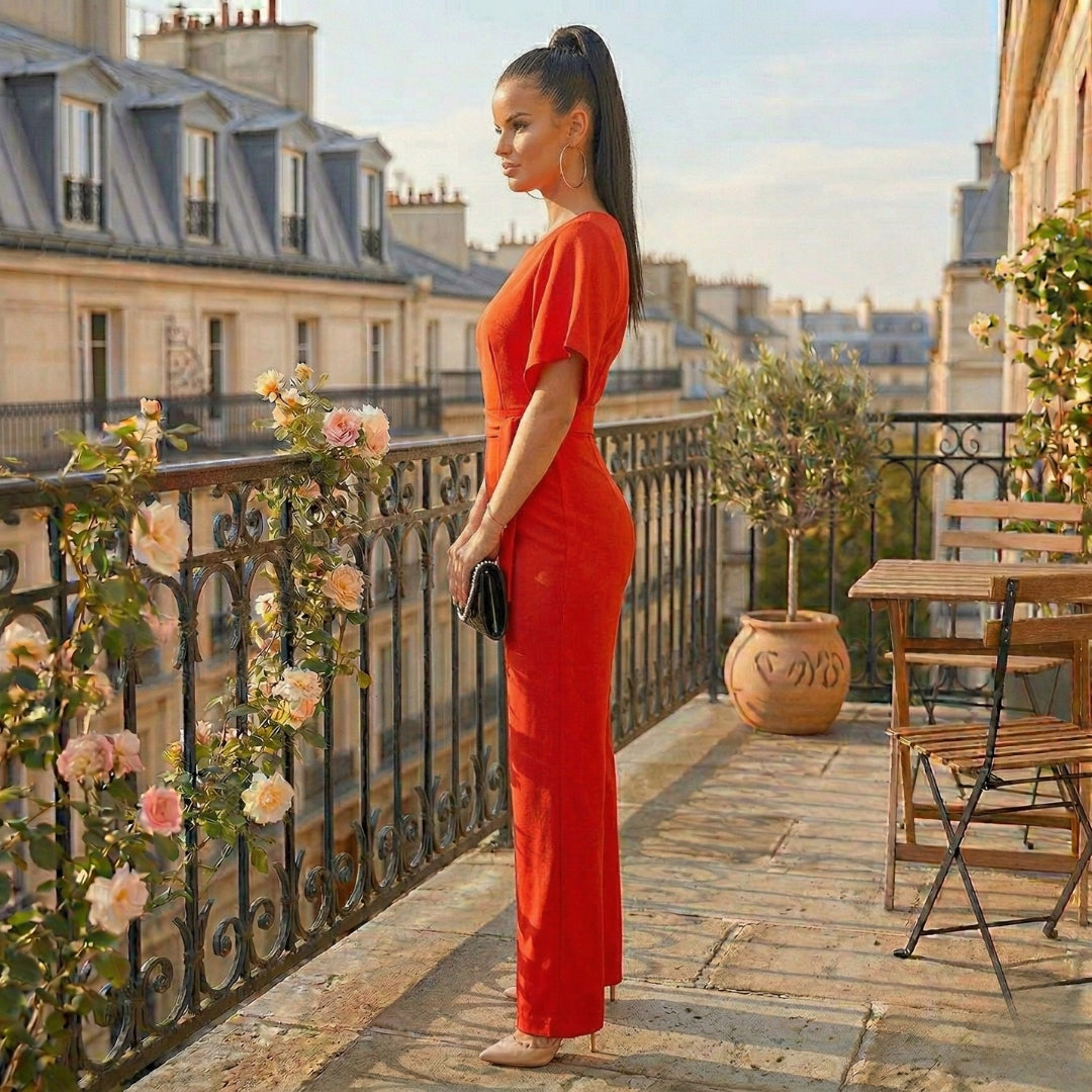 Ensemble femme rouge pantalon large, taille ceinturée et pochette noire