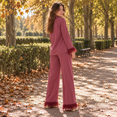 Dos de l'ensemble bordeaux, pantalon large et plumes en bas de jambes