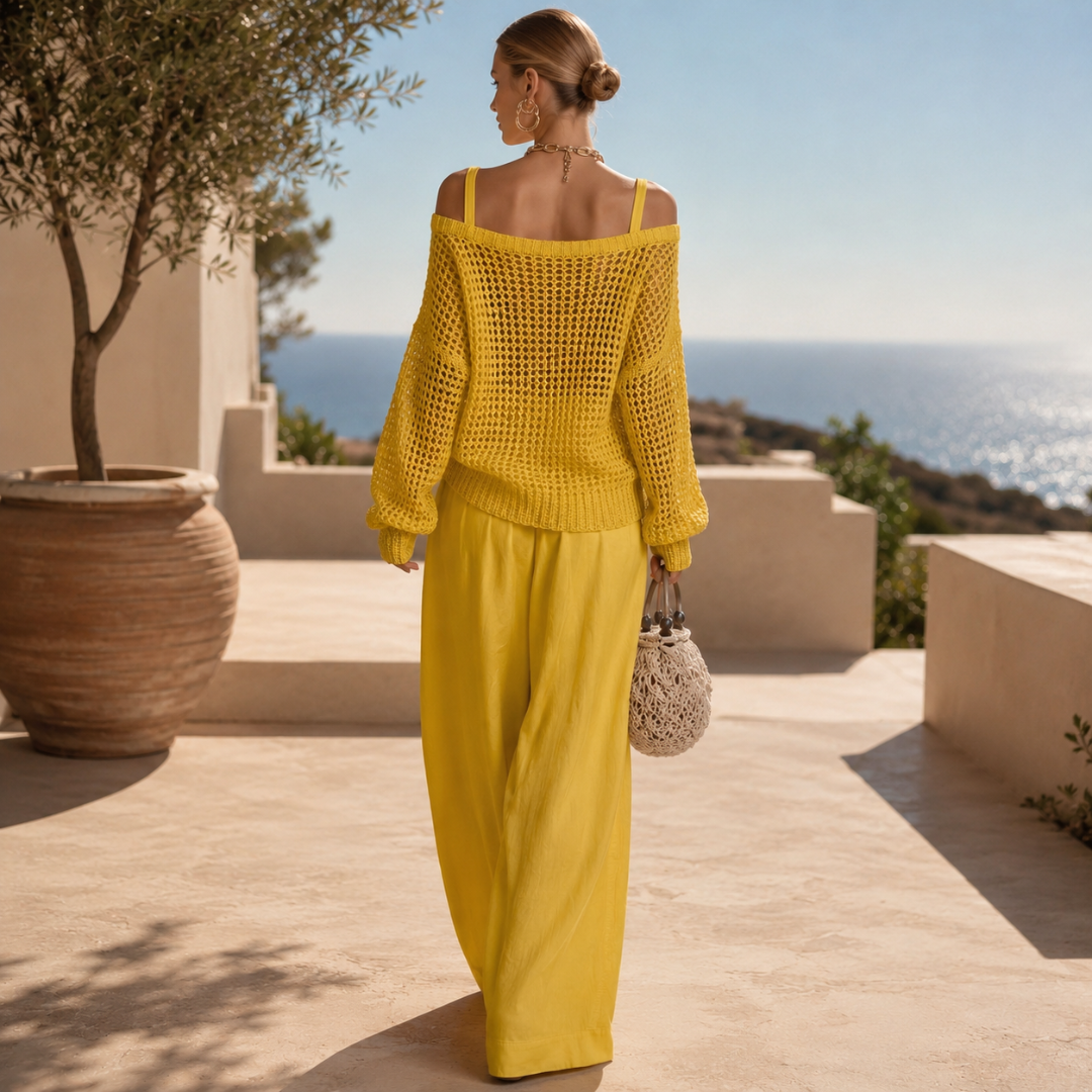 Détail du pantalon large jaune fluide porté avec le pull en maille