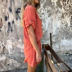 Vue rapprochée de l'ensemble Sara orange, détail du short à poches et de la chemise