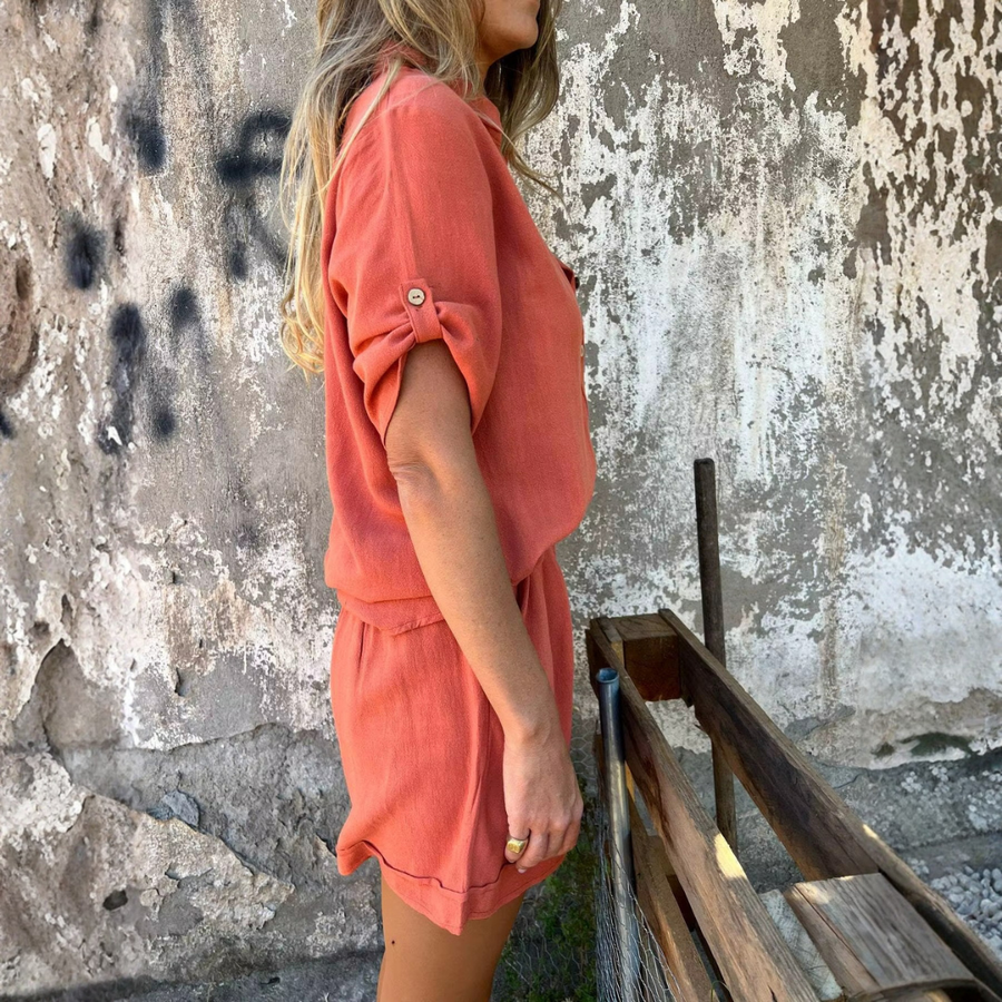 Vue rapprochée de l'ensemble Sara orange, détail du short à poches et de la chemise
