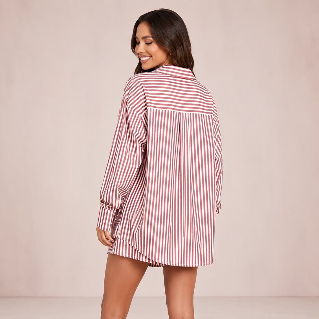Chemise oversize rouge rayée manches longues portée de dos
