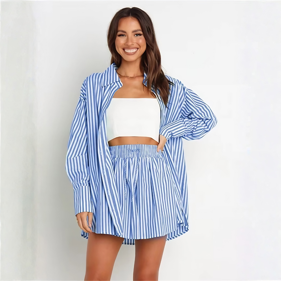 Ensemble deux pièces rayé bleu et blanc, chemise manches longues et short