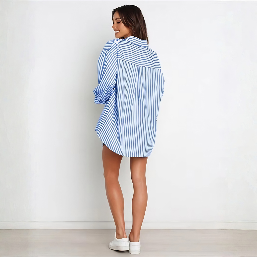 Ensemble Tiara bleu rayé, vue de face, chemise oversize ouverte