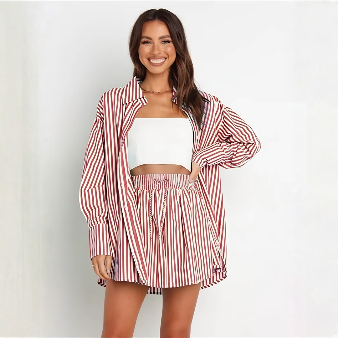 Ensemble deux pièces rayé rouge et blanc, chemise et short coordonnés
