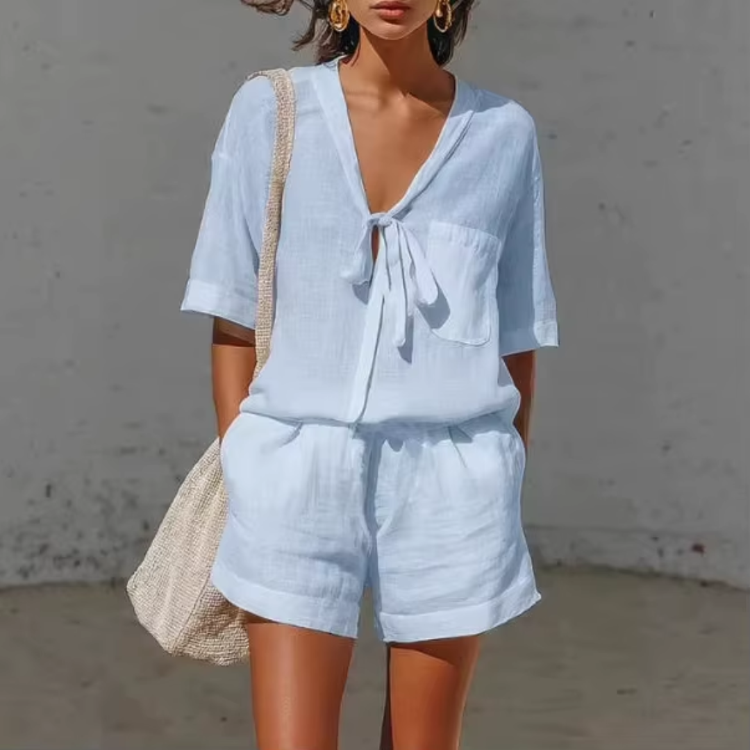 Ensemble deux pièces femme bleu, haut col V noué et short assorti, vue de face