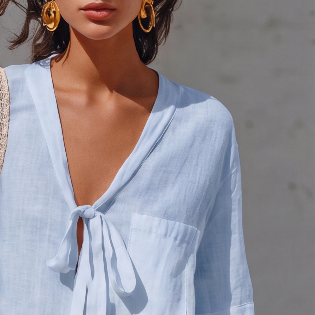Haut noué col V femme bleu avec poche poitrine, vue rapprochée