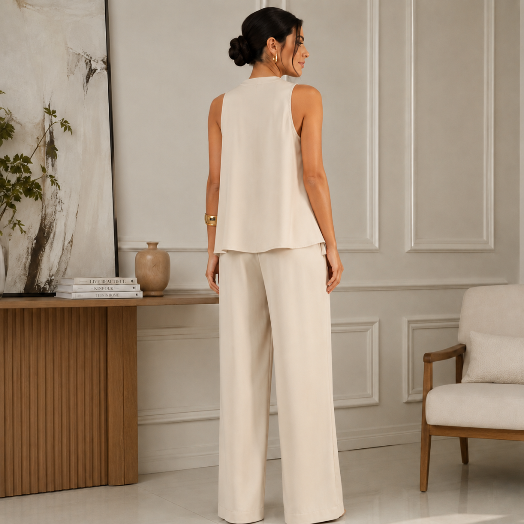 Dos de l'ensemble beige, top sans manches évasé et pantalon large taille haute
