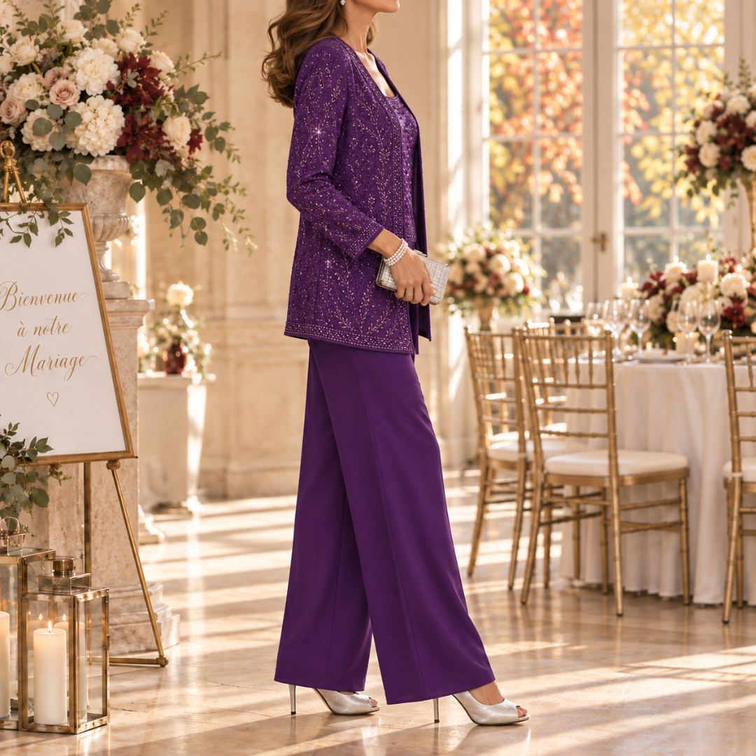 Vue de profil de l'ensemble violet, veste scintillante et pantalon large fluide