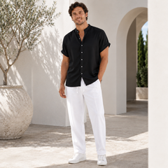 Chemise noire aux manches retroussées et pantalon blanc, ensemble homme deux pièces élégant