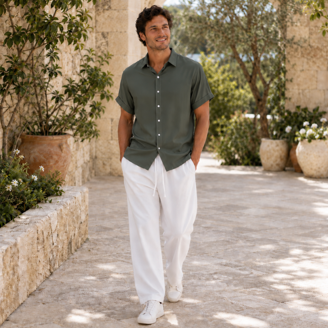 Chemise verte aux manches retroussées et pantalon blanc, ensemble homme deux pièces d'été