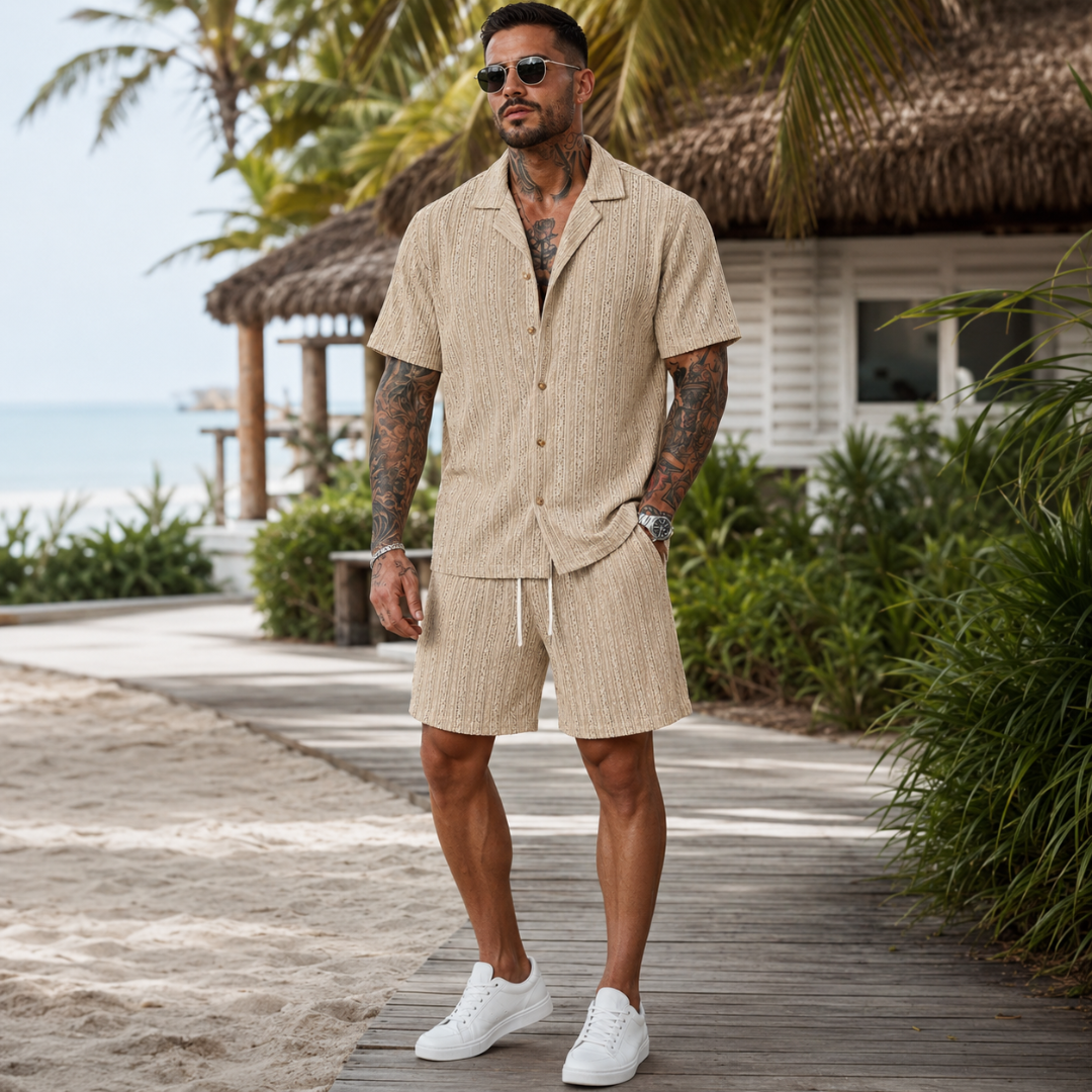 Ensemble homme beige, chemise col cubain et short à cordon près de la plage