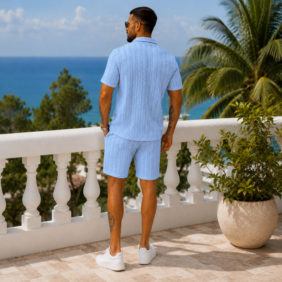 Vue de dos de l'ensemble homme bleu clair en maille texturée sur une terrasse