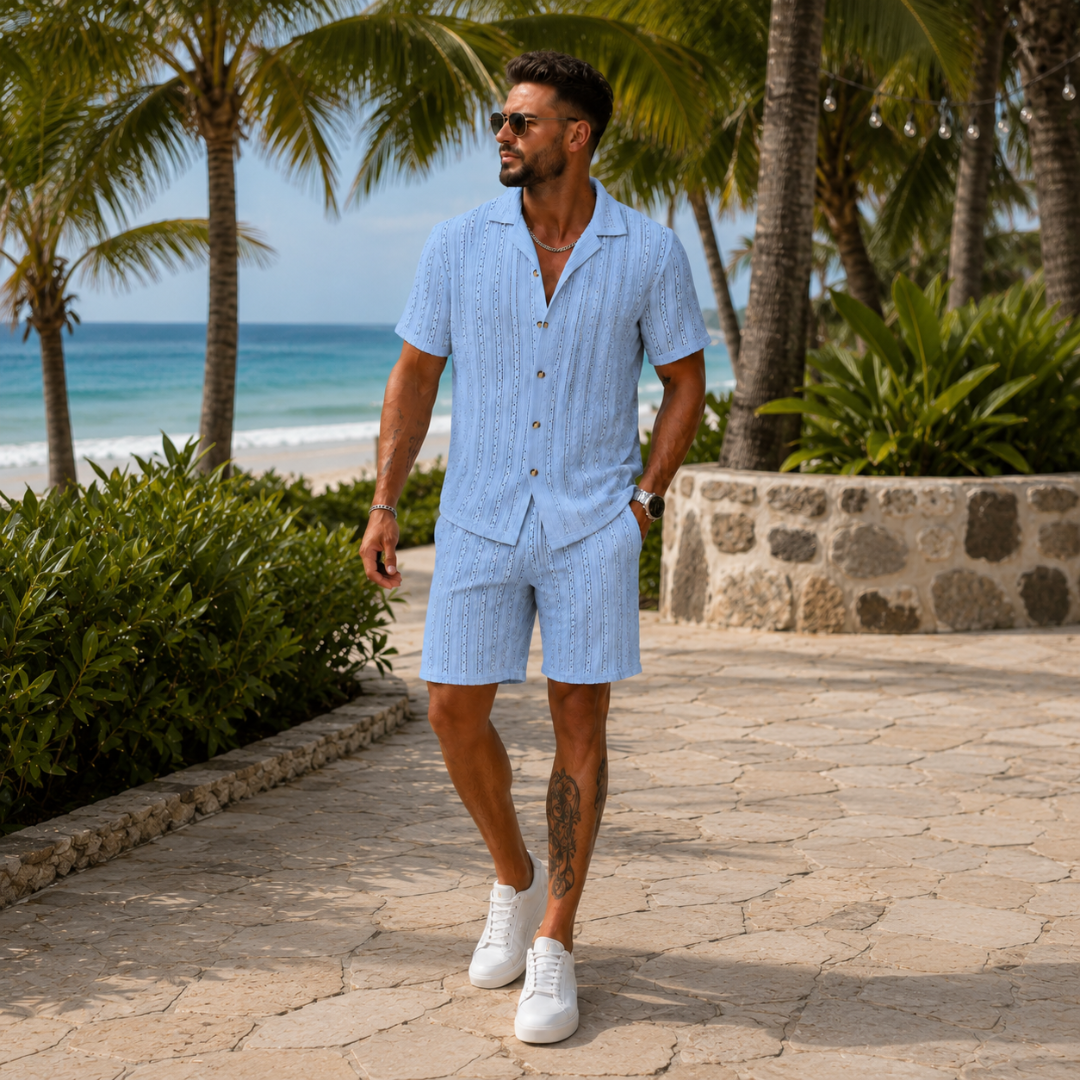 Homme portant chemise et short bleu clair ajourés sur une allée pavée