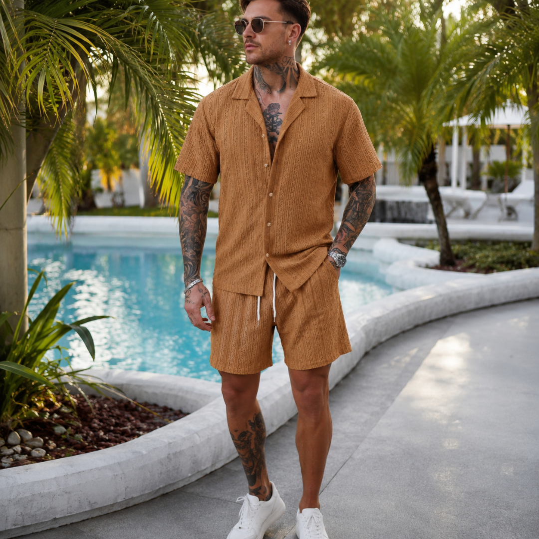 Ensemble homme camel à texture ajourée au bord d'une piscine