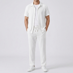 Ensemble homme chemise boutonnée et pantalon coordonné coloris blanc, vue de face