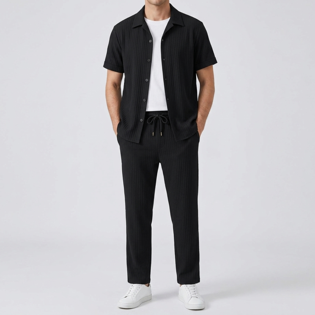 Ensemble homme chemise boutonnée et pantalon coordonné coloris noir, vue de face