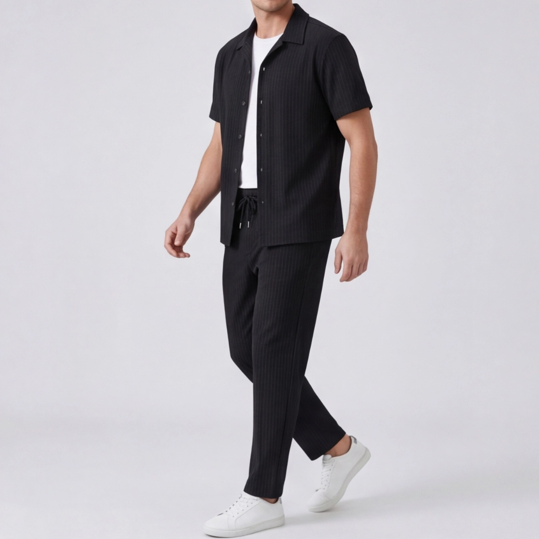 Ensemble homme noir porté de dos, pantalon coordonné fluide