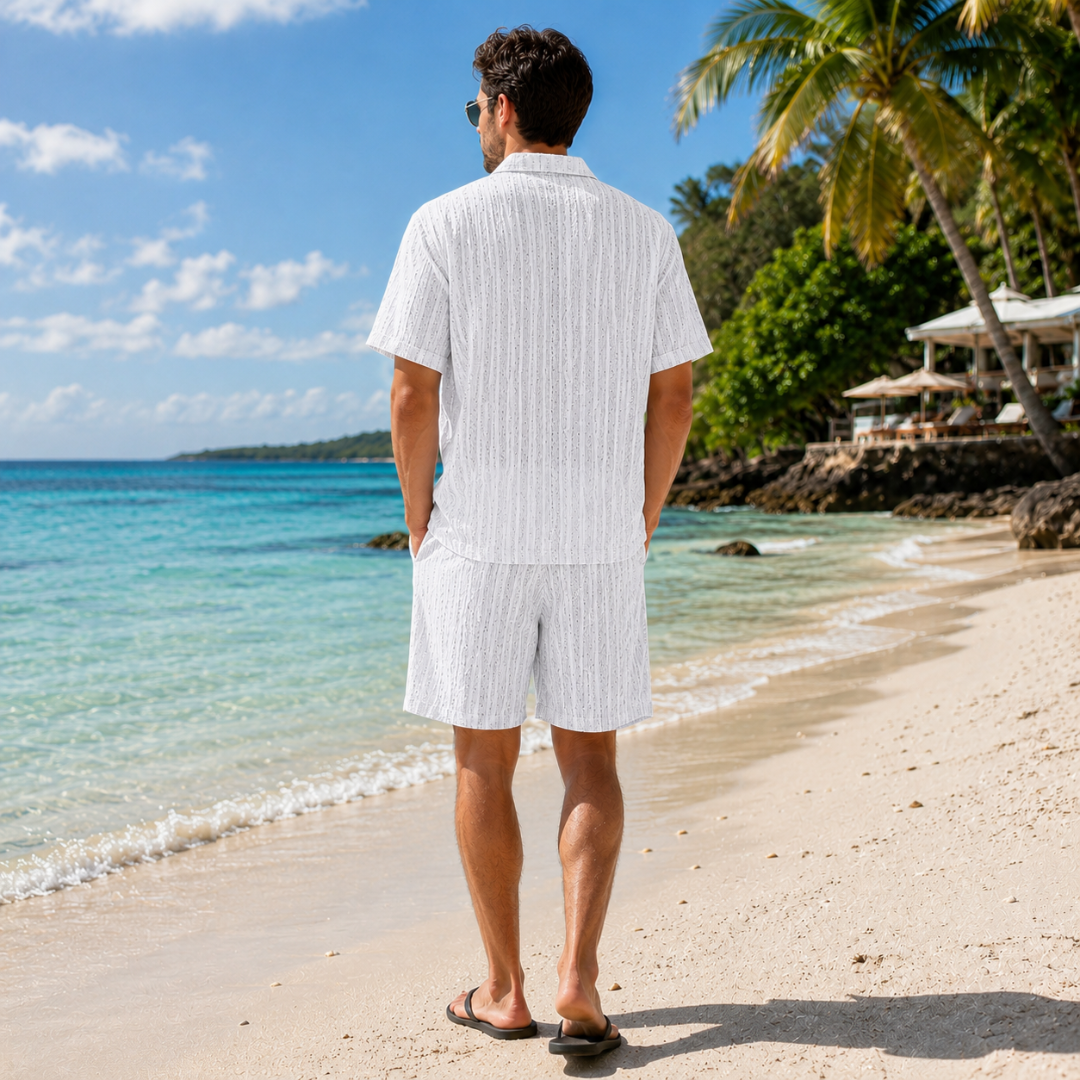 Vue de dos de l'ensemble homme blanc texturé, chemise et short assortis au bord de l'eau