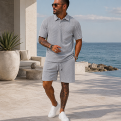 Ensemble homme gris polo boutonné et short assorti, cadre élégant extérieur