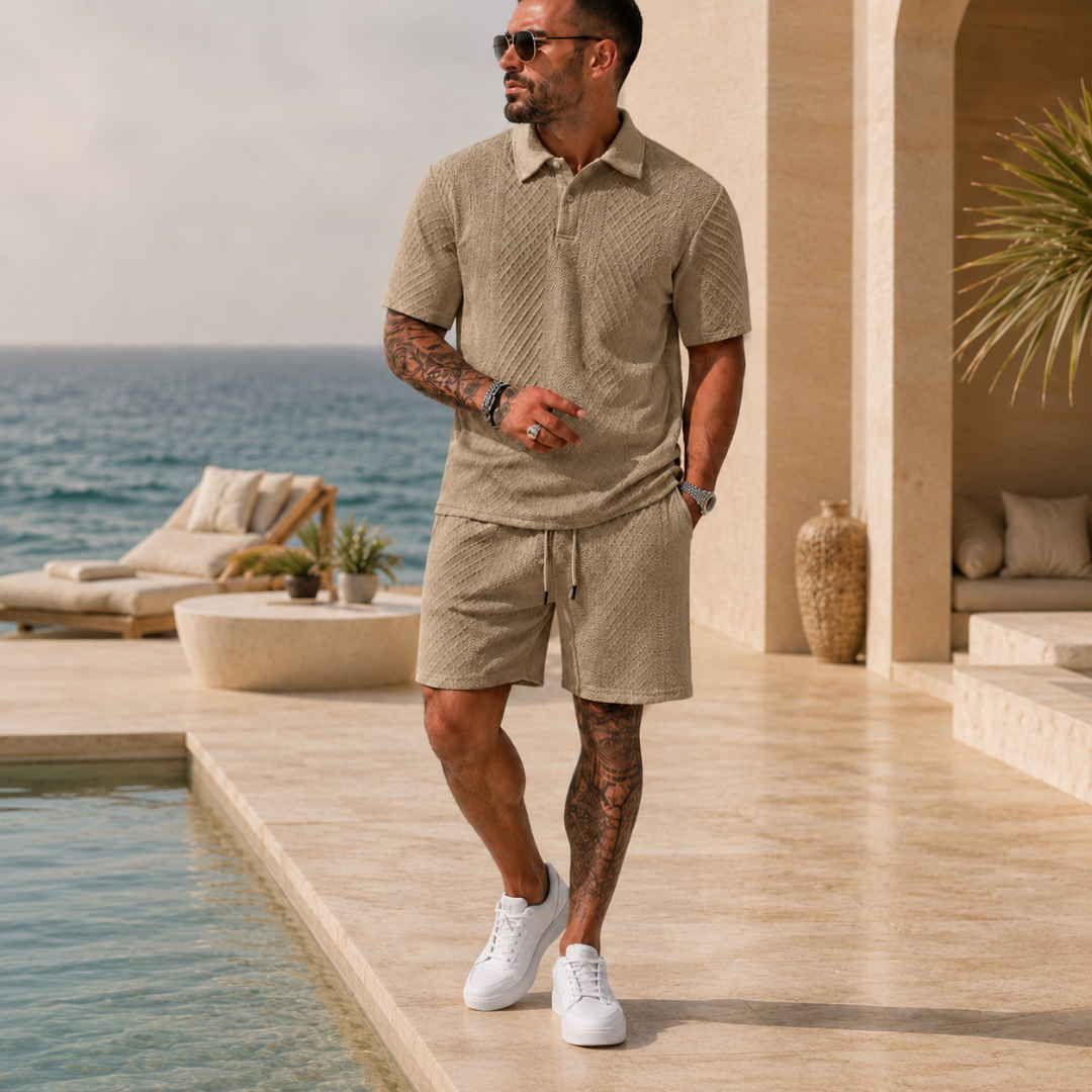 Ensemble homme kaki polo texturé et short, pose debout fond neutre