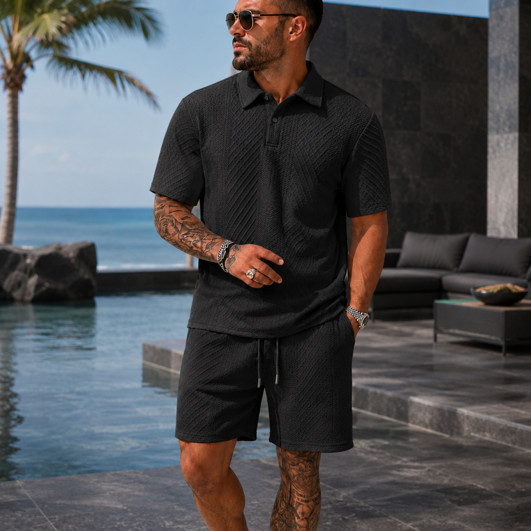 Ensemble homme noir polo texturé et short, silhouette décontractée en extérieur