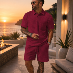 Ensemble homme rouge polo texturé et short, coucher de soleil en arrière-plan